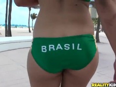 Brazilian booty prefers to make blowjob in public places